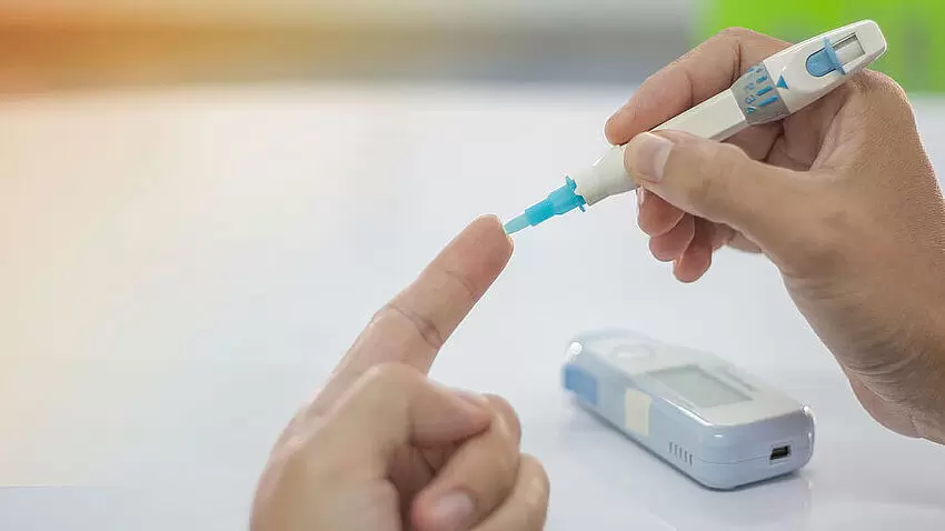 Diabetespatient misst seinen Blutzuckerspiegel