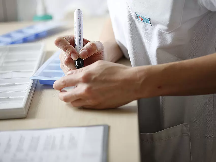 Krankenschwester beschriftet Medikament