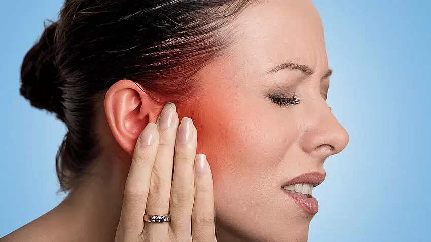 Frau leidet unter Tinnitus