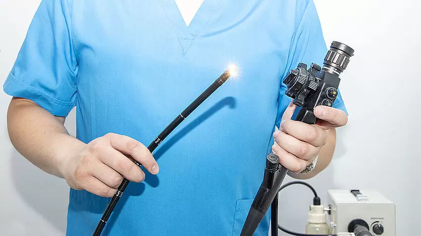 Doktor_haelt_ein_Gastroskop