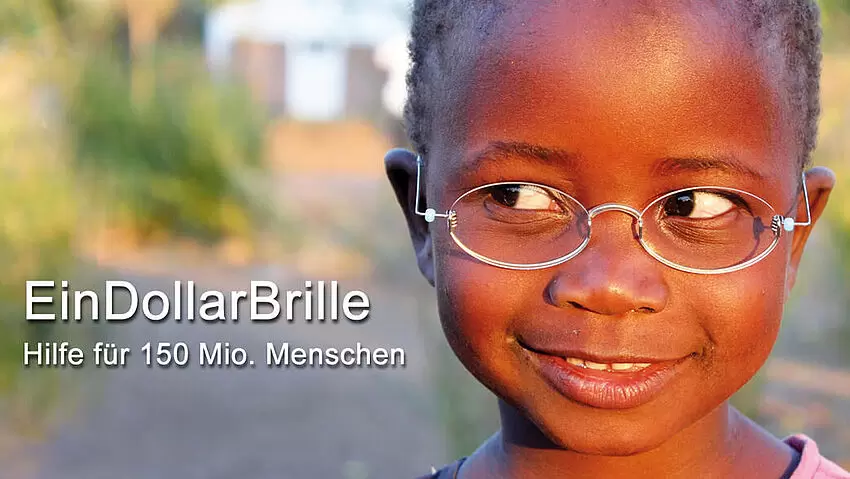 Dunkelhätiger Junge mit Brille