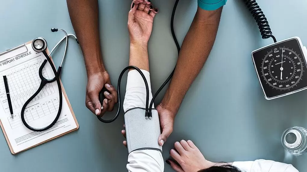 Arzt nimmt einem Patienten Blut ab