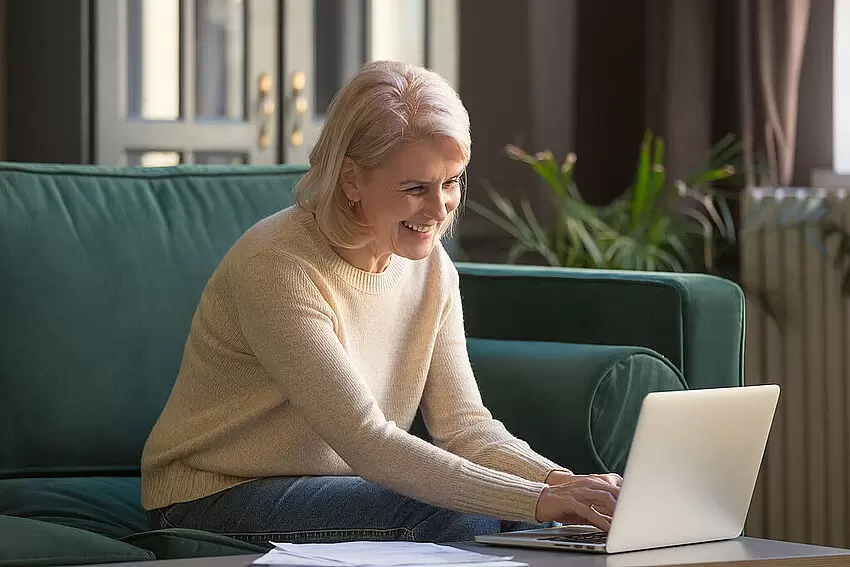 Frau schreibt am Laptop
