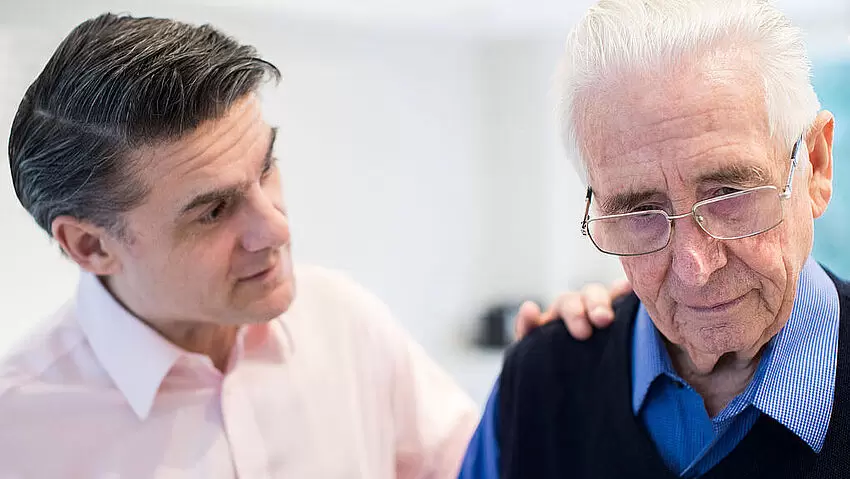 Inkontinenter Senior mit Sohn